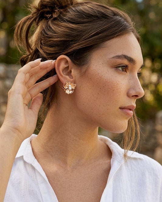 ARETES GOLDEN PETAL AMORISA ACCESORIOS