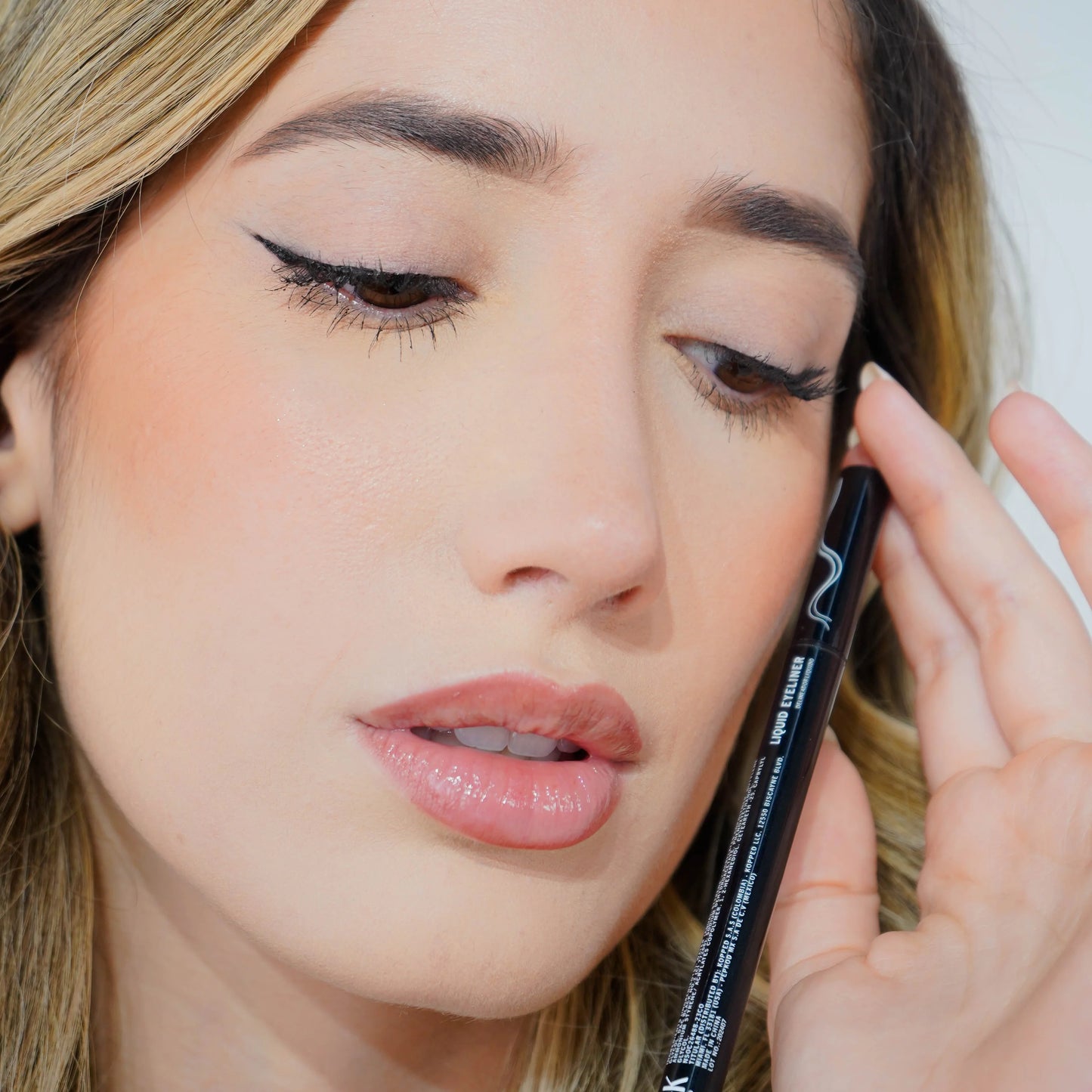 DELINEADOR DE OJOS EYELINER ANIK