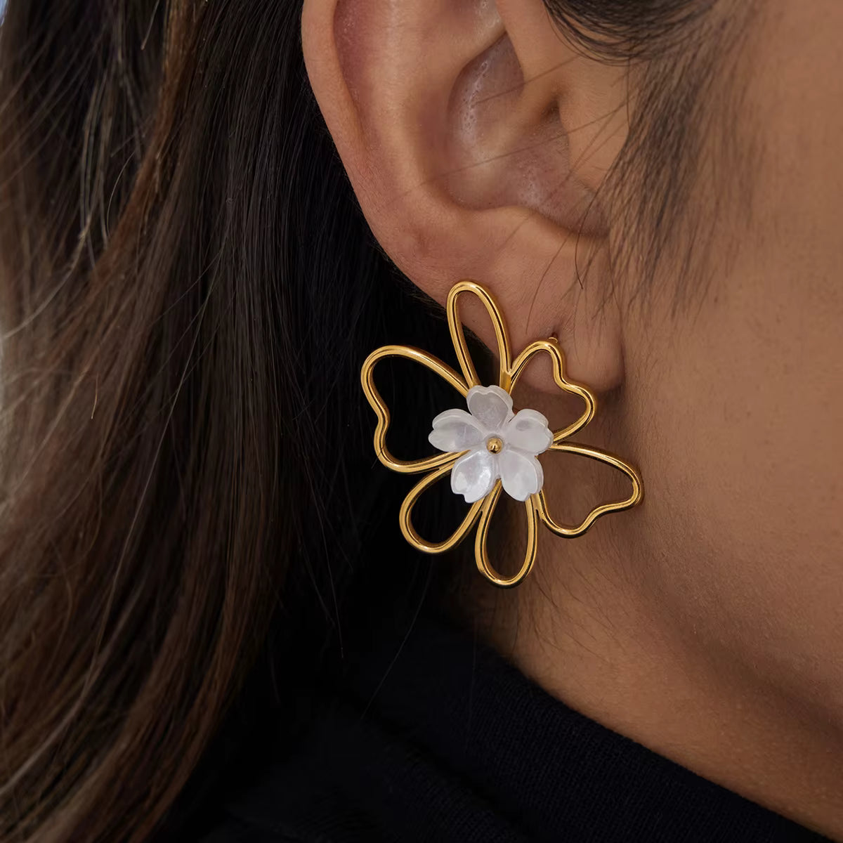 ARETES FLOR HUECA PERLADA
