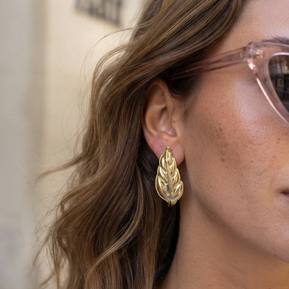 aretes de diseño en hoja en oro laminado